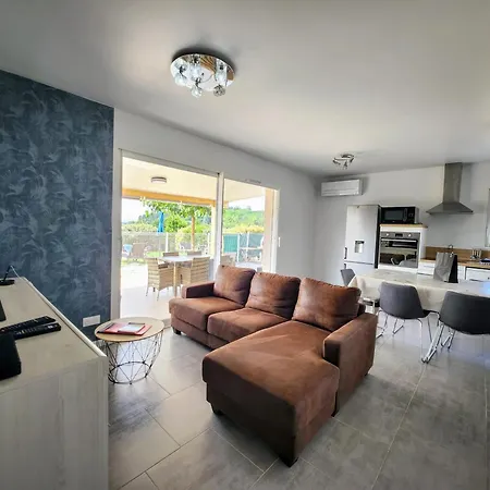 En Ardèche, L'odalys Climatisé Avec Sa Piscine Privée Et Chauffée Сasa de vacaciones Joyeuse